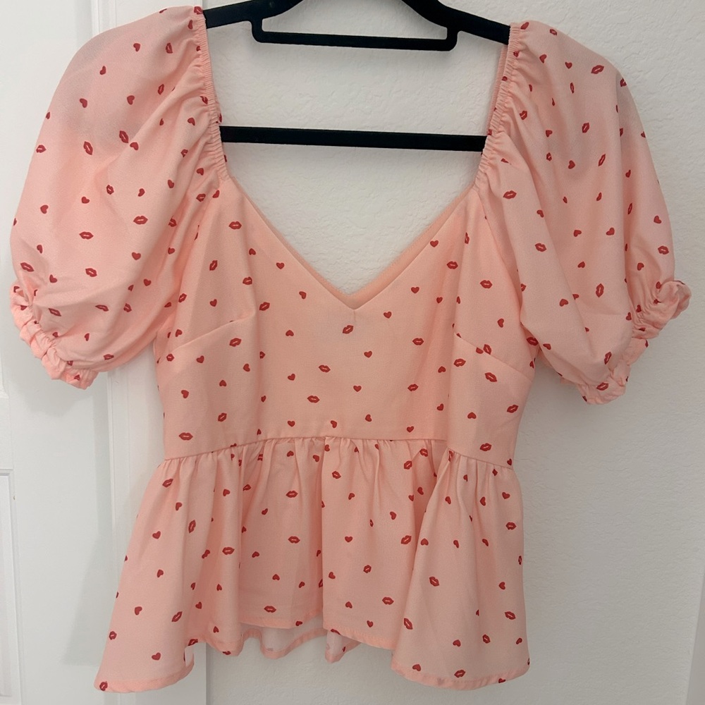 VICI Valentines Top! Has ♥️♥️ hearts and lips💋💋 kisses throughout.